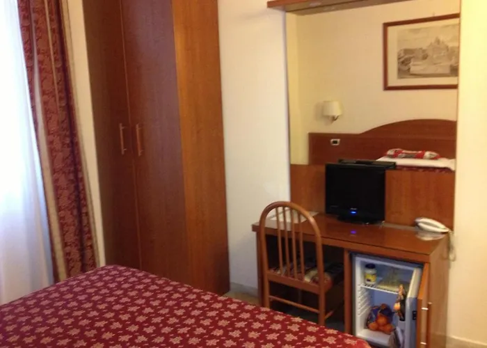 Chicago Hotel 2*
